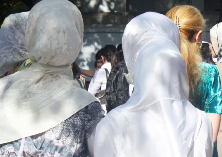 В Таджикистане официально запретили носить «чуждую одежду»