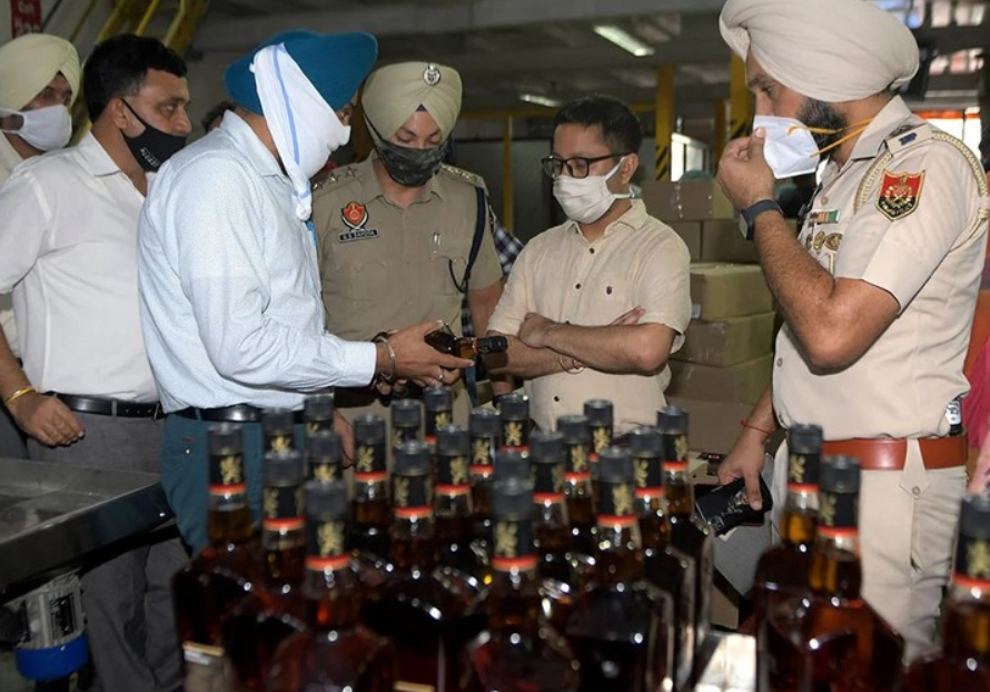 Свыше 50 жителей Индии умерли из-за употребления контрафактного алкоголя