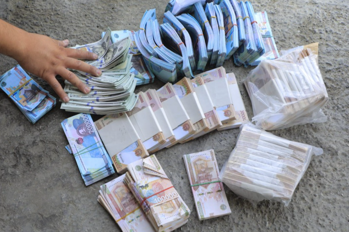 В Навои сожгли фальшивые деньги номиналом более чем на 1 млрд сумов