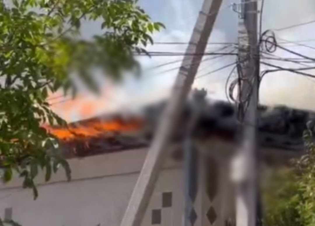 В Ташкенте загорелись три соседних дома 