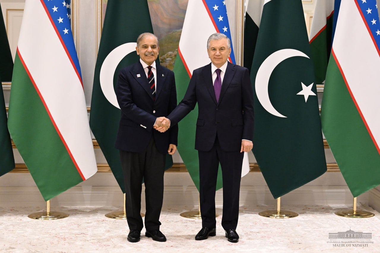 Шавкат Мирзиёев провел встречу с премьером Пакистана
