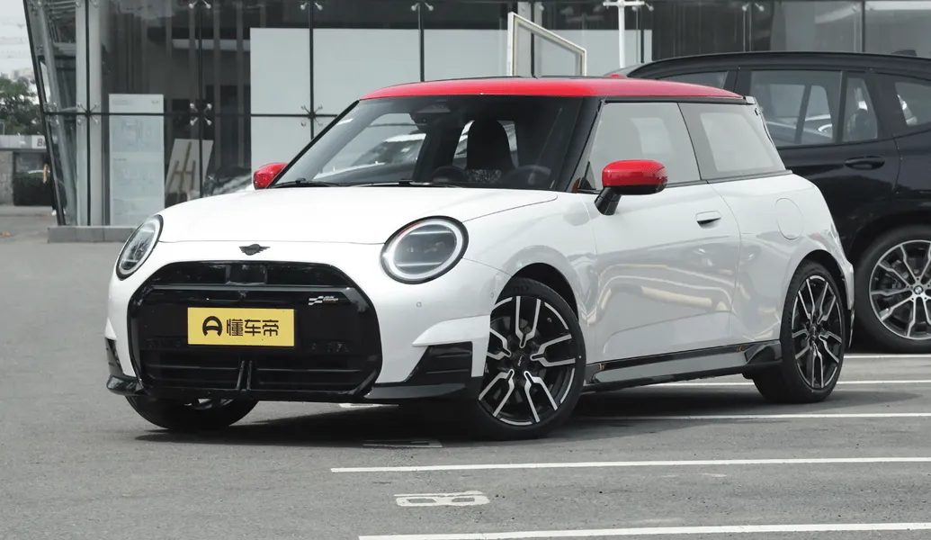 В Китае запустили продажи новейшего Mini Cooper