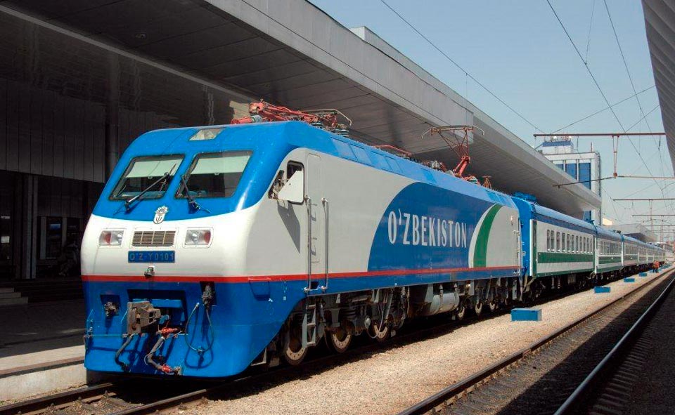 Из-за аномальной жары в Узбекистане снизили скорость движения поездов