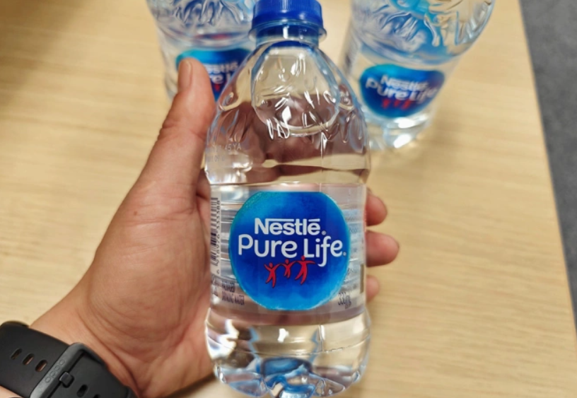 Nestle обвинили в продаже воды с фекальными бактериями