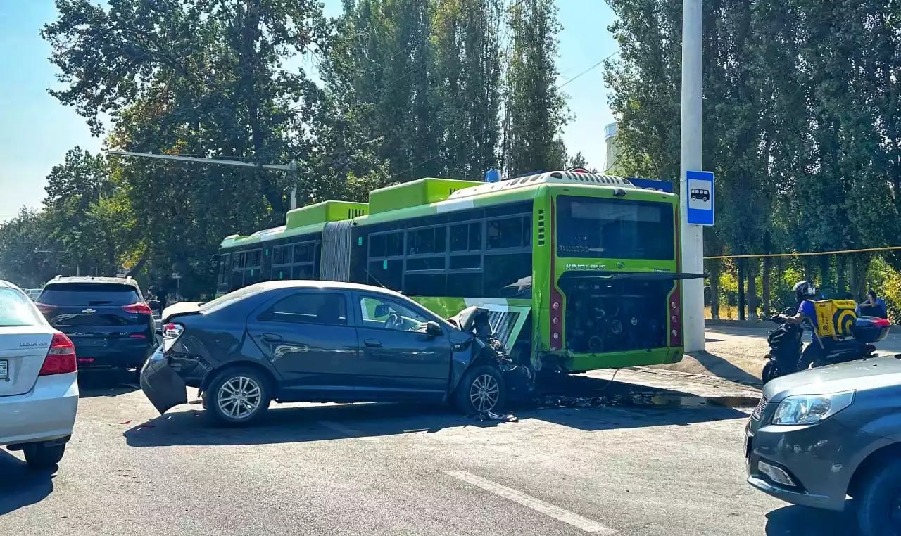 В Ташкенте столкнулись две «легковушки» и автобус, пострадали три человека