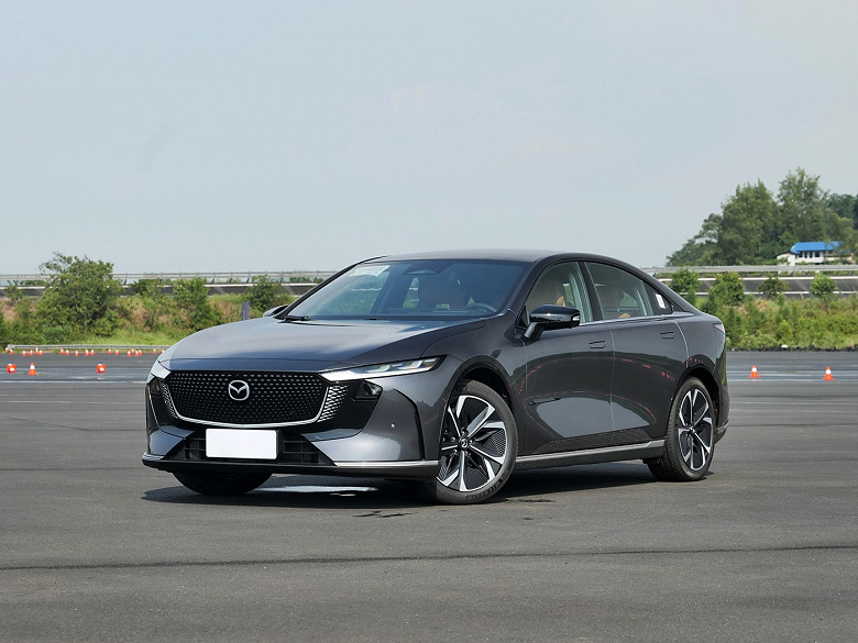 В сети появились живые фото новой Mazda EZ-6