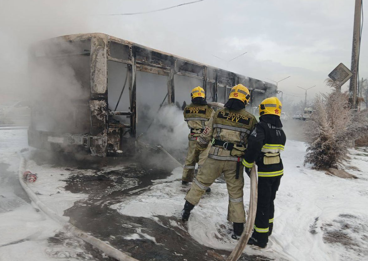 В Ташкенте полностью сгорел автобус