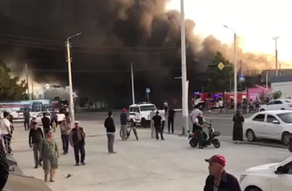 В одном из торговых комплексов Навои произошел крупный пожар