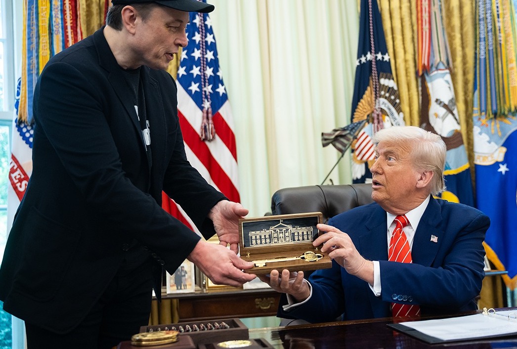 Золотой ключ и синяк: как прошла прощальная пресс-конференция Трампа с Маском