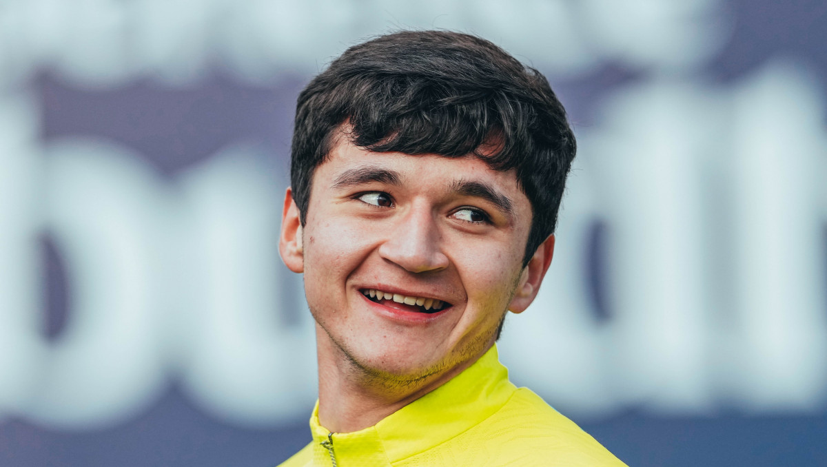 Абдукодир Хусанов спел песню перед одноклубниками за ужином во время КЧМ — видео