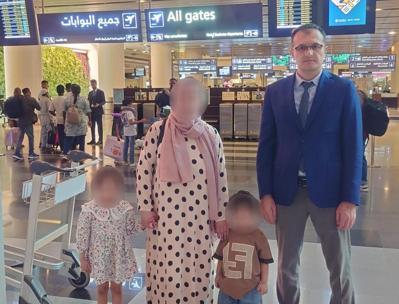 O‘monda tutqunlikda saqlangan o‘zbekistonlik ayol va uning bolalari vatanga qaytarildi