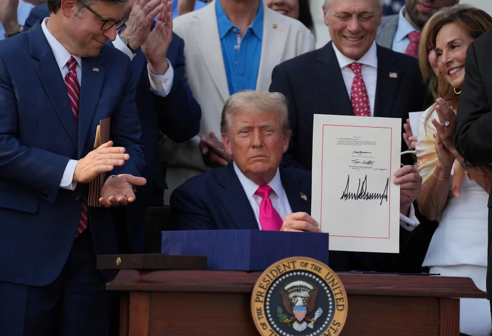 Дональд Трамп подписал «большой прекрасный закон» о госрасходах и налогах