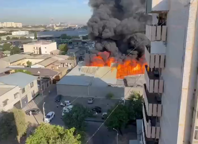 В Ташкенте произошел крупный пожар в производственном цеху