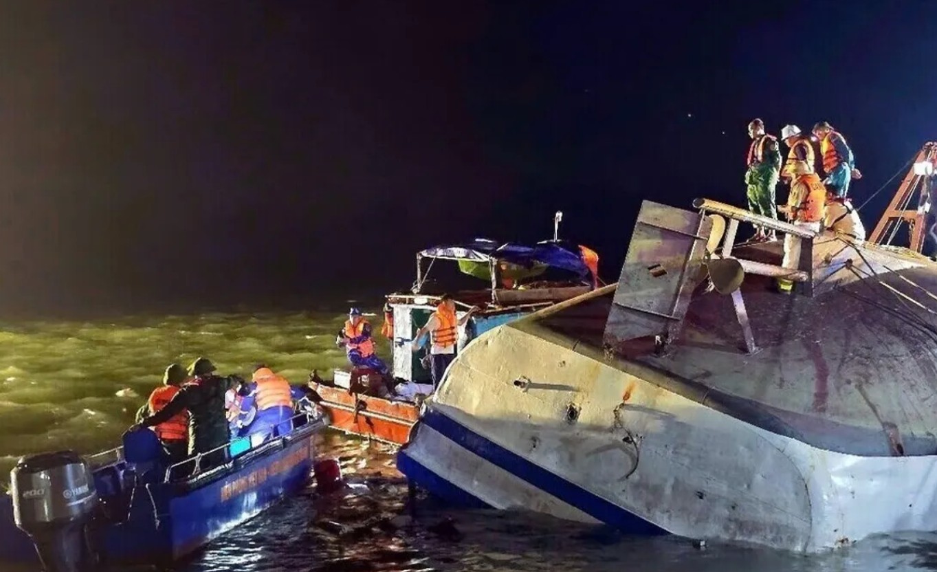 Во Вьетнаме произошло крушение туристического судна: погибли не менее 35 человек