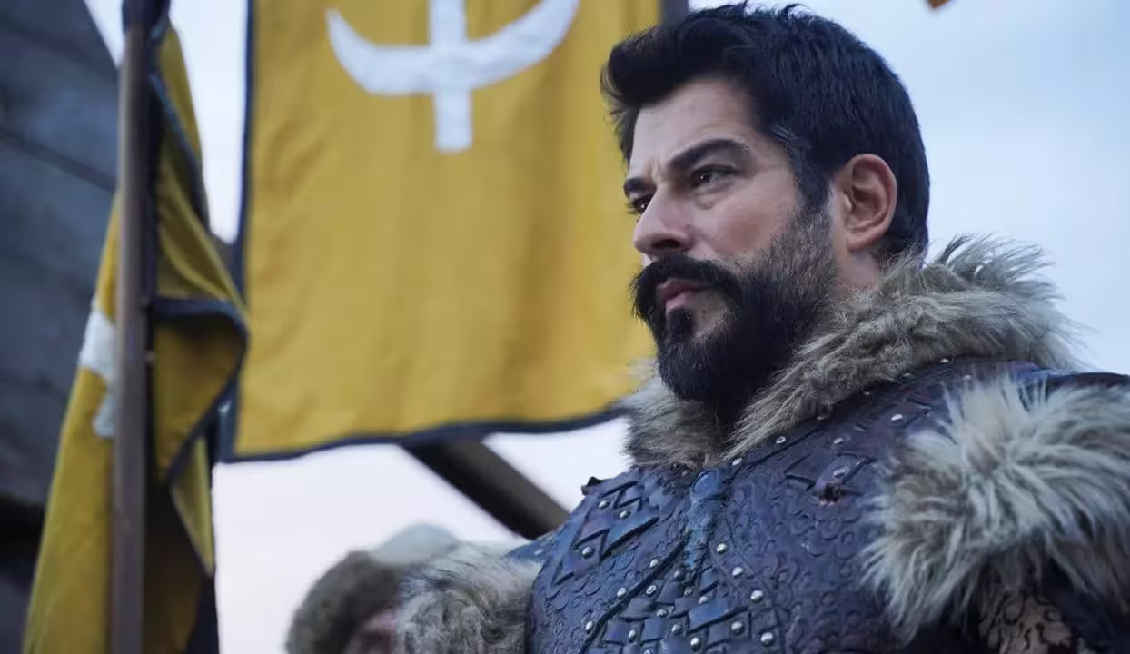 Актер Бурак Озчивит покинул сериал «Основание: Осман»