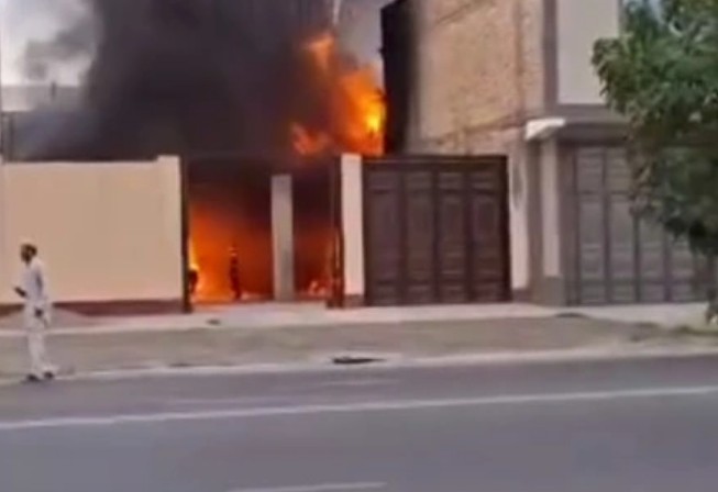 В Андижане произошел пожар в автосервисе, устроенном в частном доме: есть погибший и пострадавший