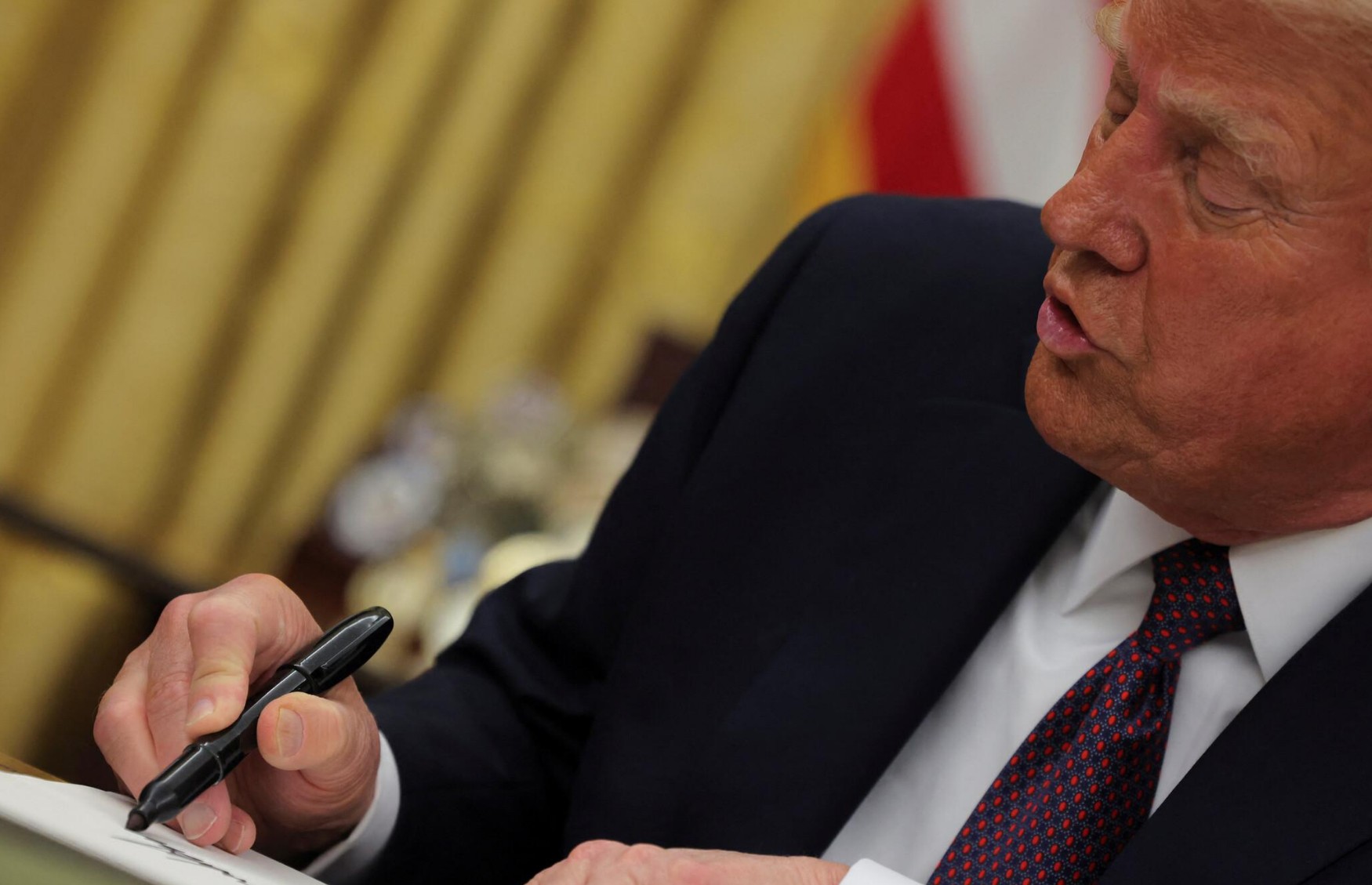 Трамп подписал указы об импортных пошлинах в отношении десятков стран