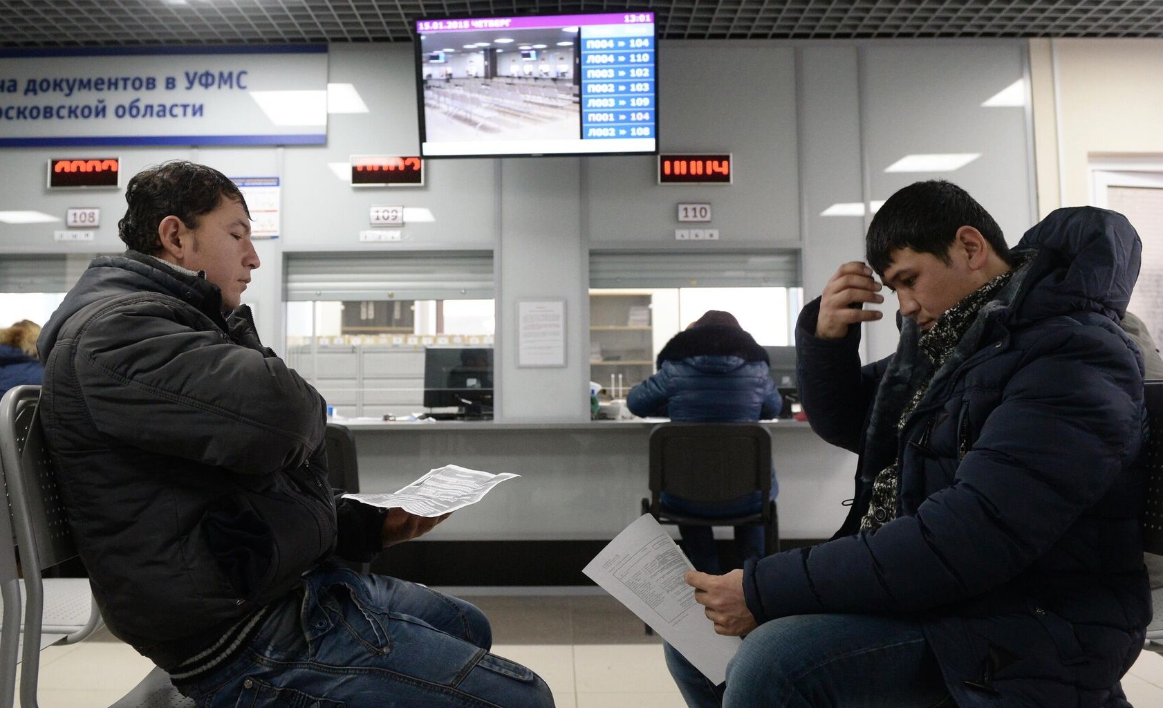 В России предложили выдавать мигрантам личные SIM-карты при въезде в страну