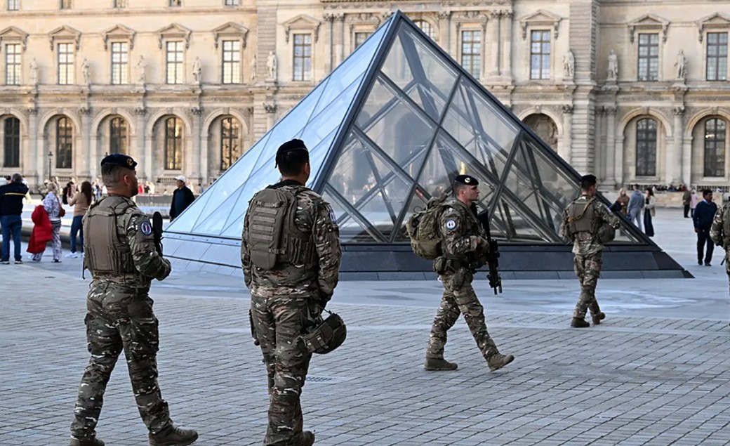 Le Parisien: Ограбление Лувра мог заказать иностранец