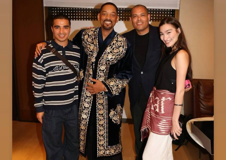 Узбекская супермодель Vazira John и блогер Саидазим Ризаев подарили чапан и тюбетейку Уиллу Смиту