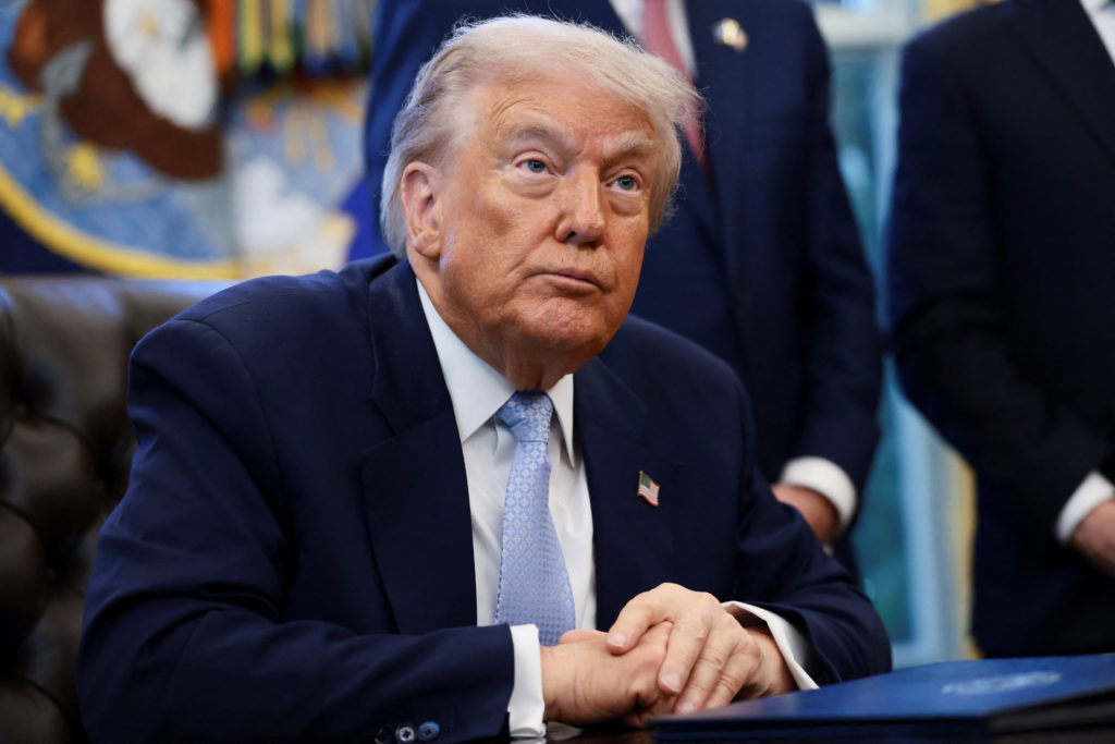 Трамп выступил за отзыв лицензий у критикующих его телеканалов