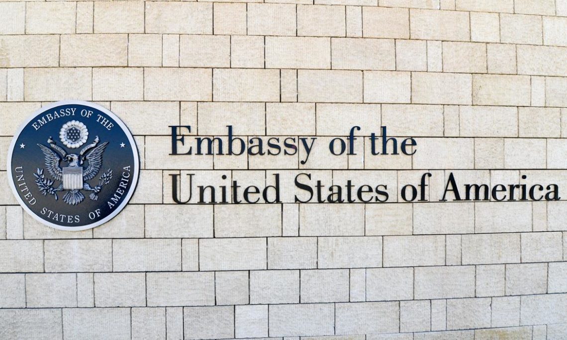 Посольство США в Узбекистане официально сообщило о приостановке выдачи виз по программе DV