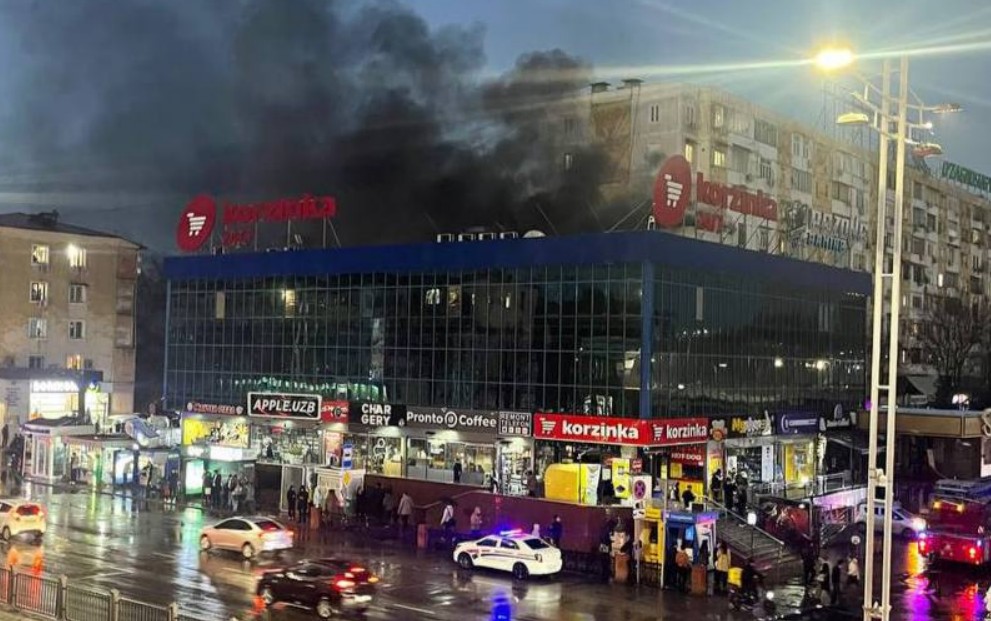 В Ташкенте произошел пожар в ТЦ возле станции метро «Новза»