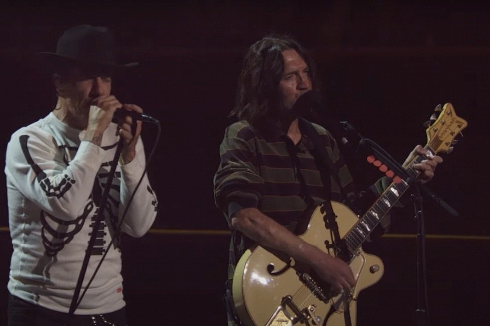 В фильме о Red Hot Chili Peppers использовали ИИ для «оживления» голоса гитариста