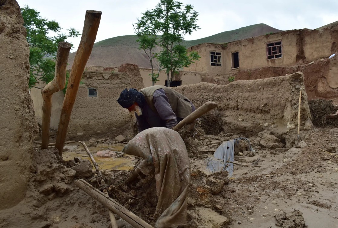 Число жертв наводнений и оползней в Афганистане превысило 130