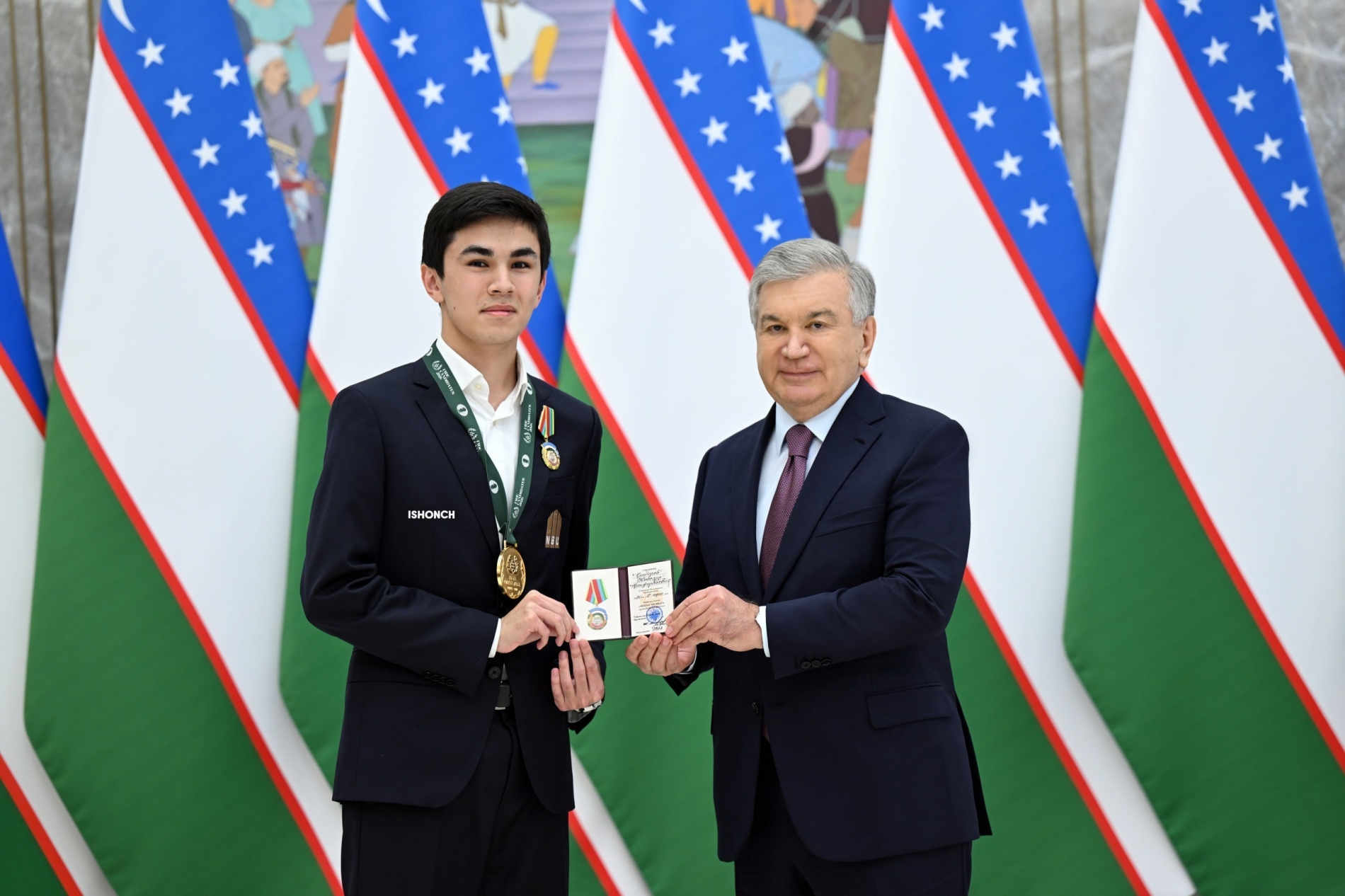 Шавкат Мирзиёев вручил Жавохиру Синдарову орден «Мехнат шухрати»