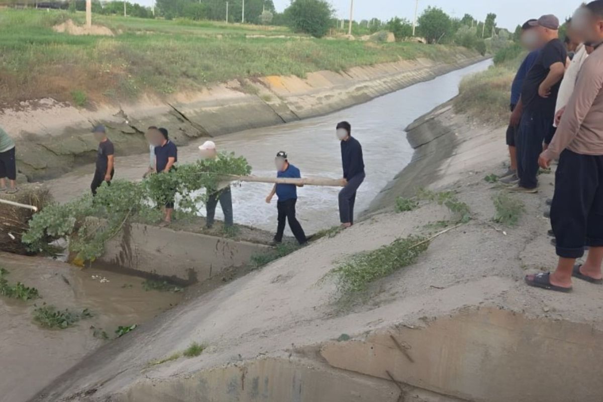 В Самарканде четверо детей погибли в результате падения электроцикла в канал