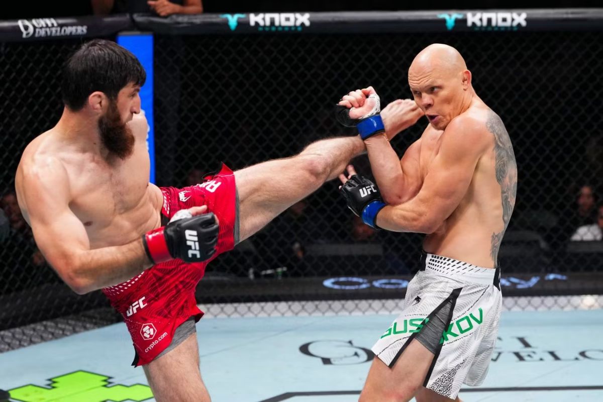 UFC: Анкалаев победил Гуськова в главном бою на турнире в Абу-Даби