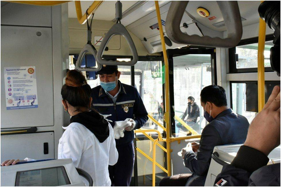 Столичные пассажиры общественного транспорта бесплатно получат перчатки 