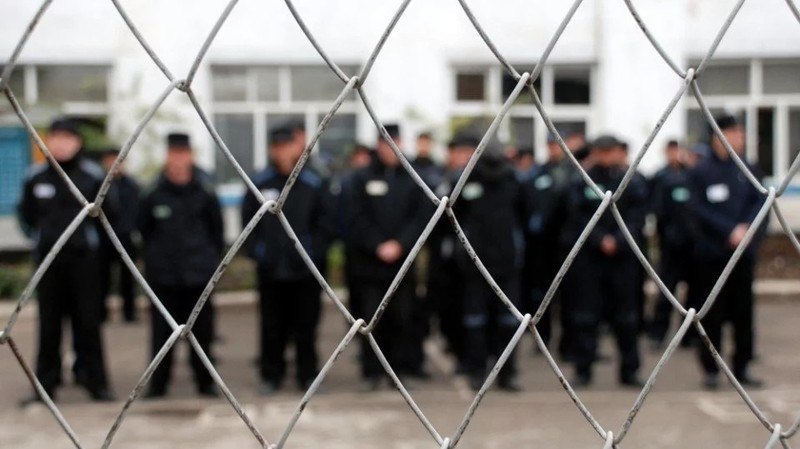 Шести тысячам заключенных дадут шанс отбывать наказание дома 