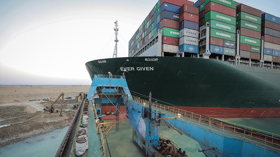 Заблокировавший Суэцкий канал контейнеровоз сняли с мели