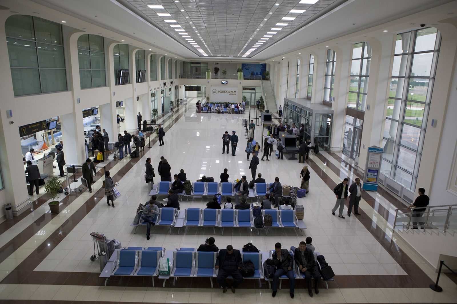 Узбекистанцам разрешат свободно входить в здания аэропортов, а также железнодорожные и автовокзалы