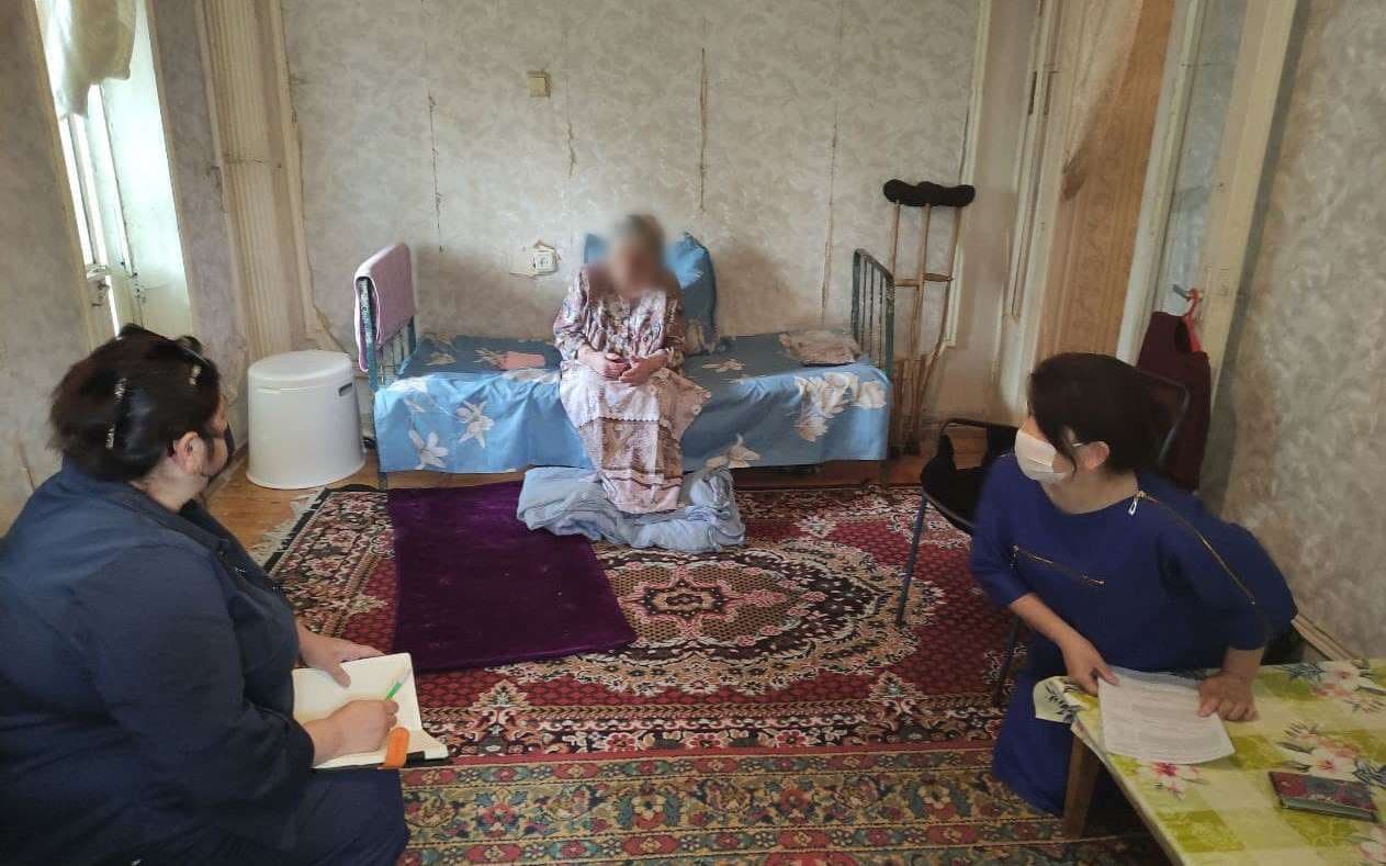 Пожилой женщине из Ташкента выдали охранный орден