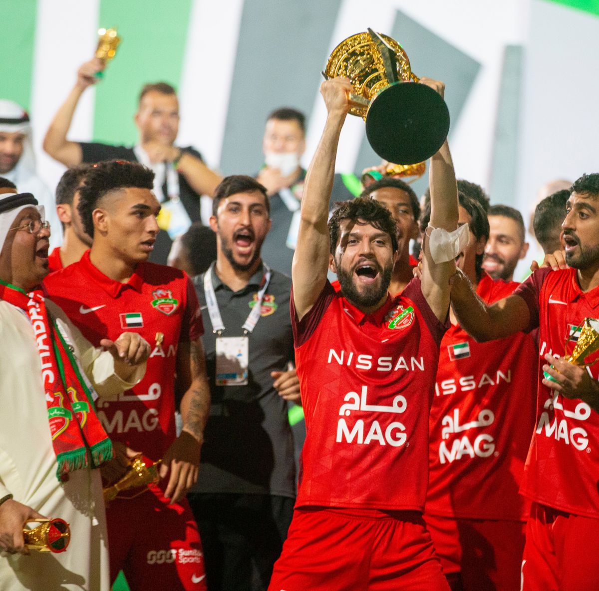 Машарипов держит Кубок Президента ОАЭ/ Olamsport