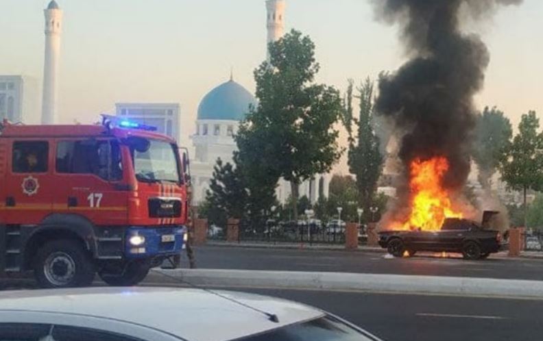 Недешевый пожар: в столице сгорел автомобиль BMW