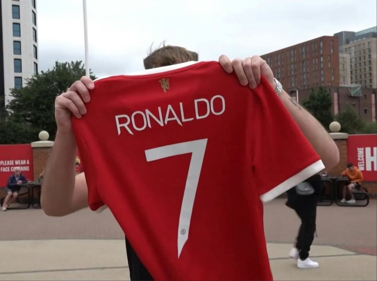 «Манчестер Юнайтед» за 12 часов продал именные футболки Роналду на 45 миллионов долларов