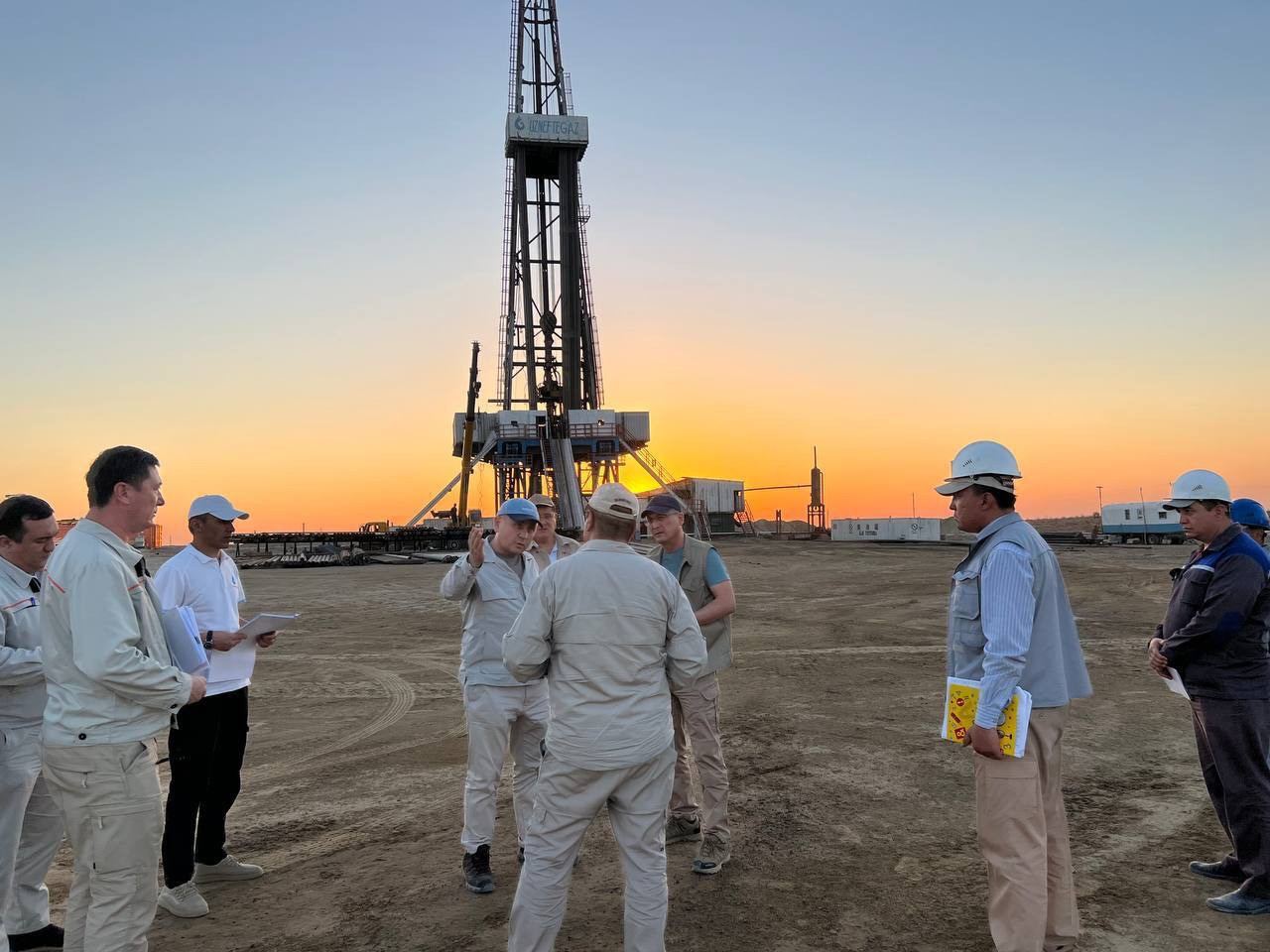 «Узбекнефтегаз»: члены «Рабочей группы» изучили состояние добычи и бурения природного газа в Устюрте