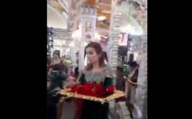 На узбекской свадьбе гостям подарили золотые украшения — видео