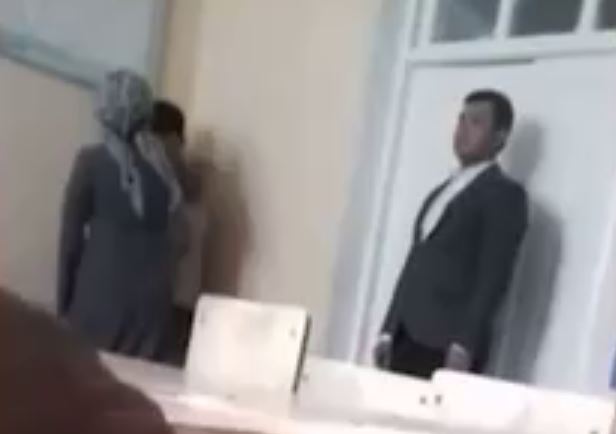 В Самарканде учительница избила школьника, долго разговаривавшего по телефону — видео