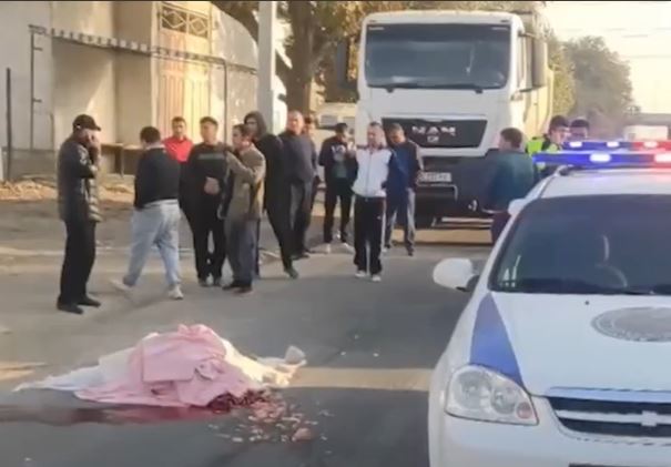 Под Ташкентом ехавший задним ходом грузовик сбил насмерть пешехода — видео