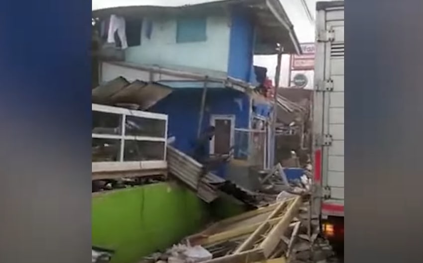 В Индонезии из-за сильного землетрясения погибли 44 человека — видео