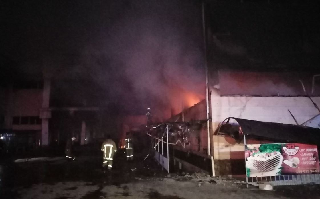 В Бухаре пожарные два часа тушили возгорание в торговом комплексе 