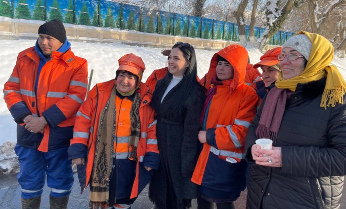 Луиза Расулова раздала еду работникам службы благоустройства, очищавшим улицы от снега 