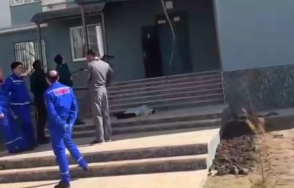 Мужчина скончался, упав с одного из домов Qarshi City (видео 18+)
