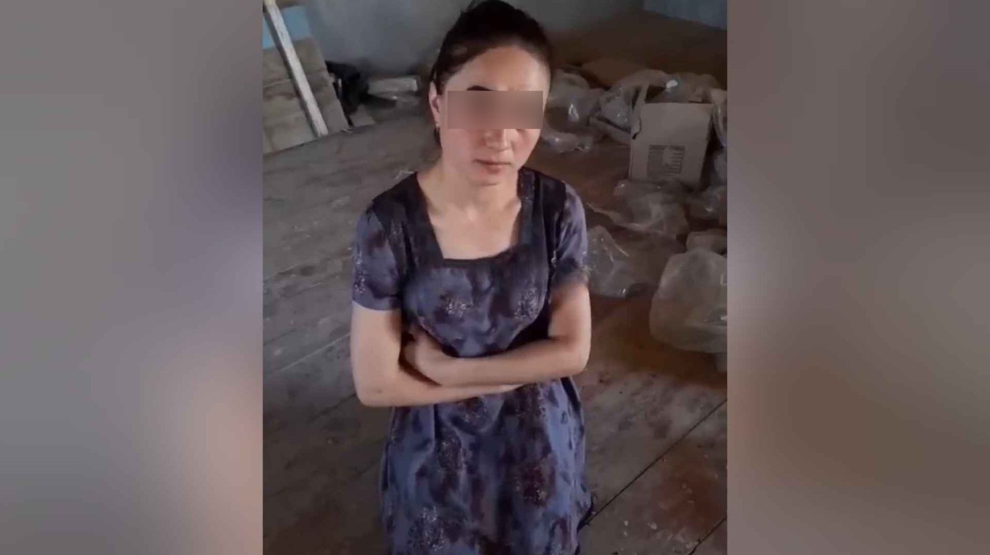 В Бухаре женщина сняла на камеру любовницу мужа, стоящую на коленях (видео)