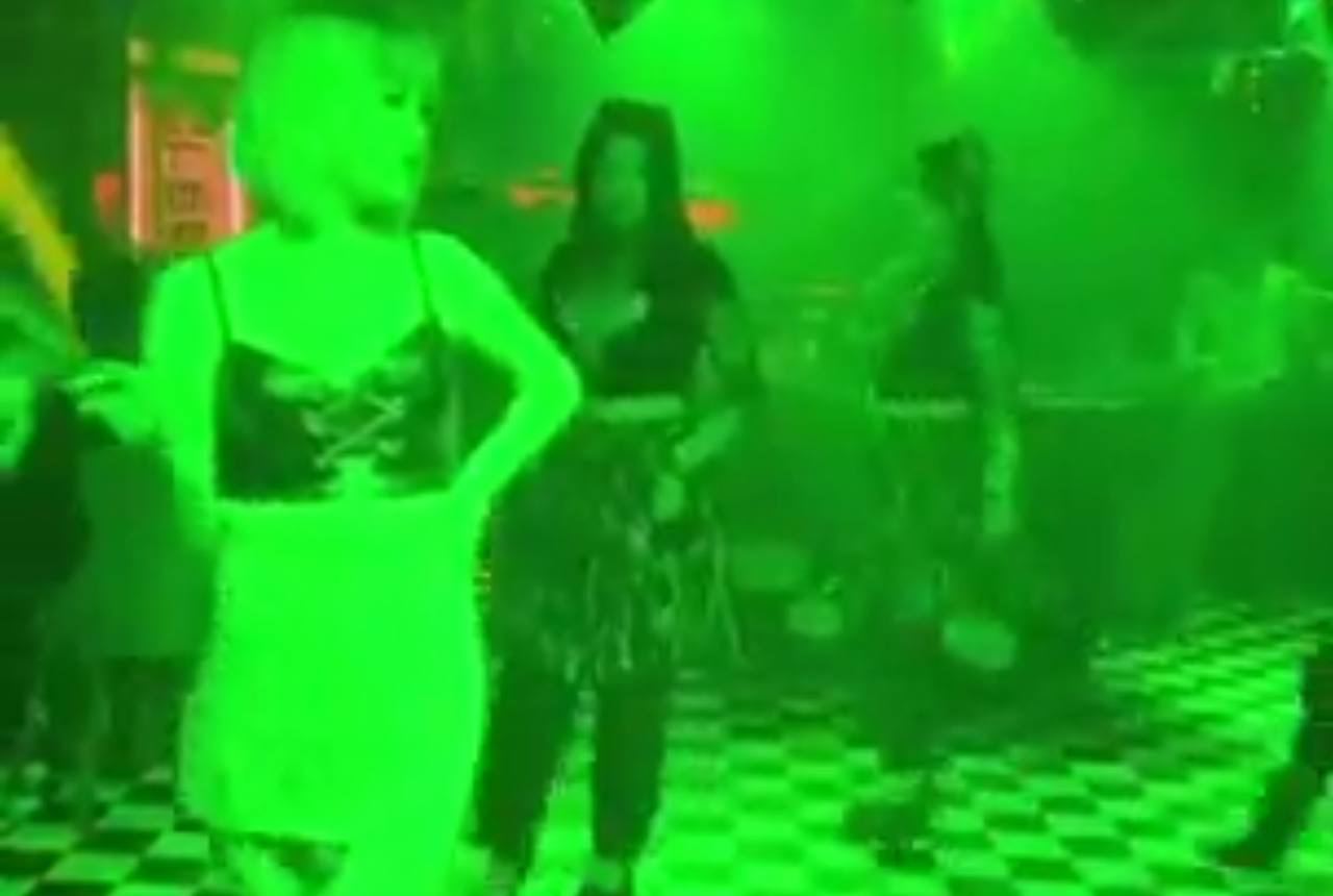 В ночном клубе Ташкента девушки станцевали под песню Юлдуз Усмановой O’zbekiston